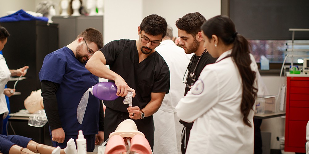 Students giving oxygen to simulated patient